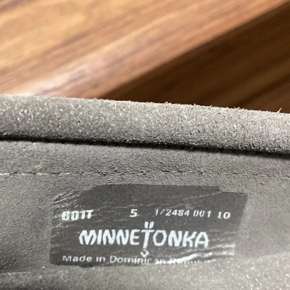 Minnetonka NWOT Children’s Thunderbird II Kilty Moccasin in Grey Suede. Size 5.